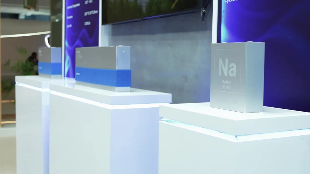 HiTHIUM also displayed its first sodium-ion battery dedicated to power energy storage - ∞Cell N162Ah.