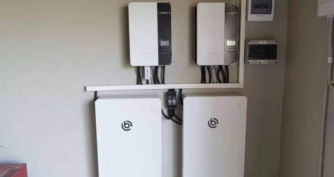 How to configure the battery in a home energy storage system?